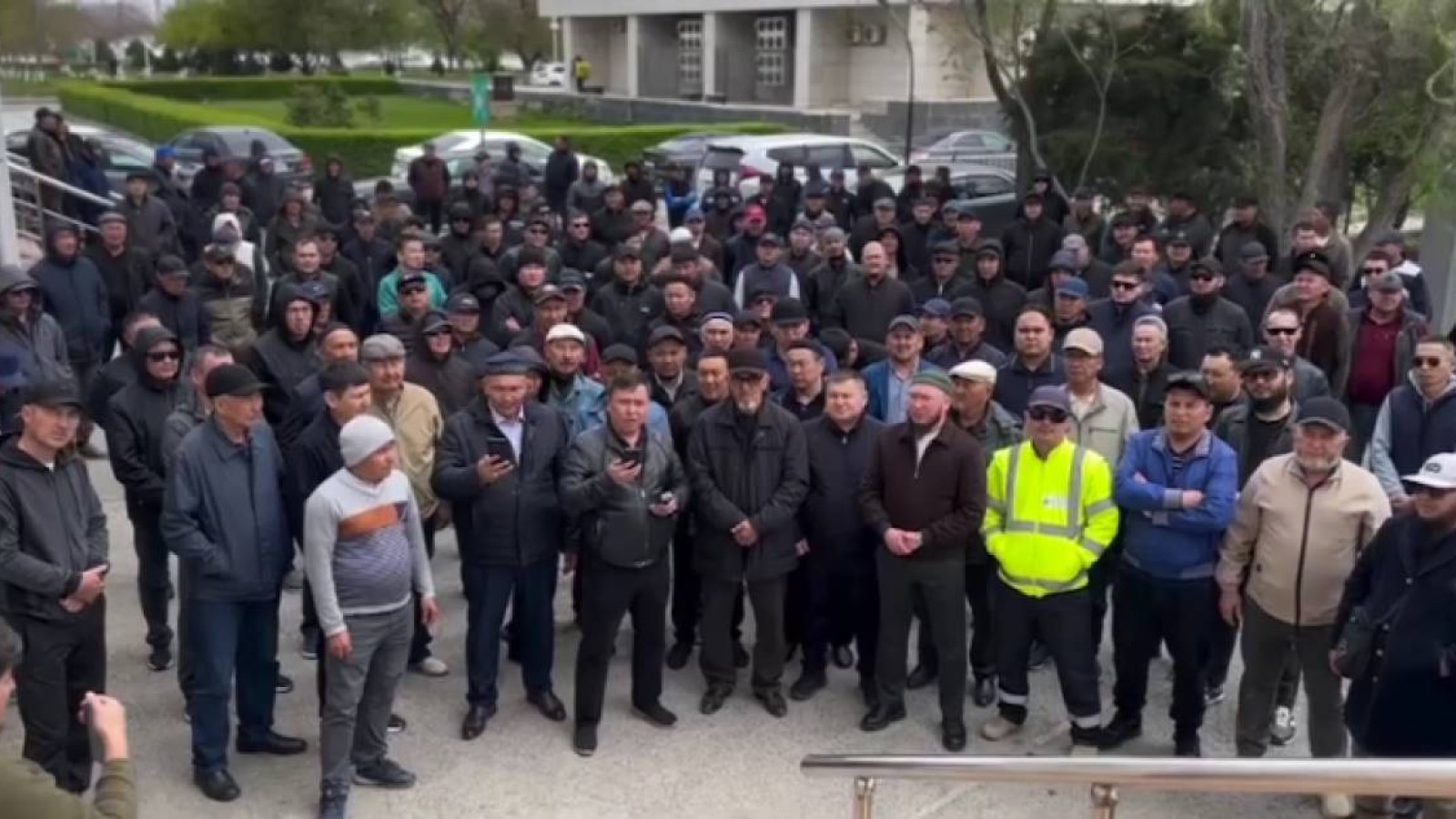 Ақтау жүргізушілері шетелдік көліктерді заңдастыру құнын төмендетуді сұрайды