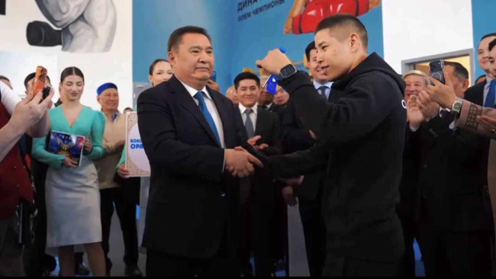 Бокстан әлем чемпионы Оразбек Асылқұловқа екі бөлмелі пәтердің кілті табысталды