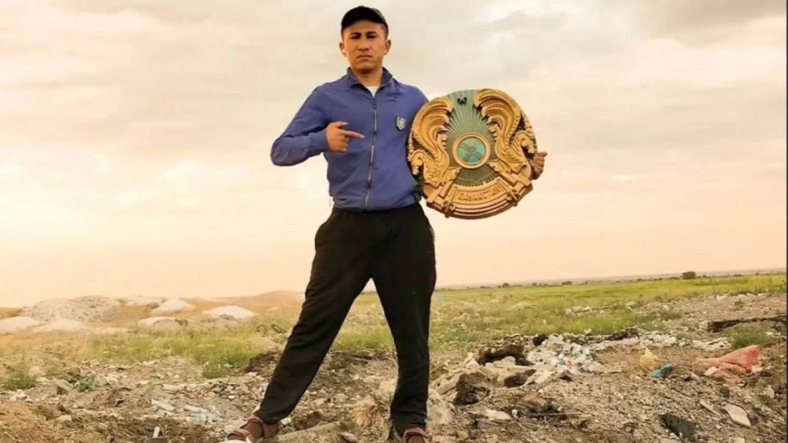 Жетісу тұрғыны қоқыстан Қазақстанның елтаңбасын үйіне әкелгені үшін айыппұл арқалады