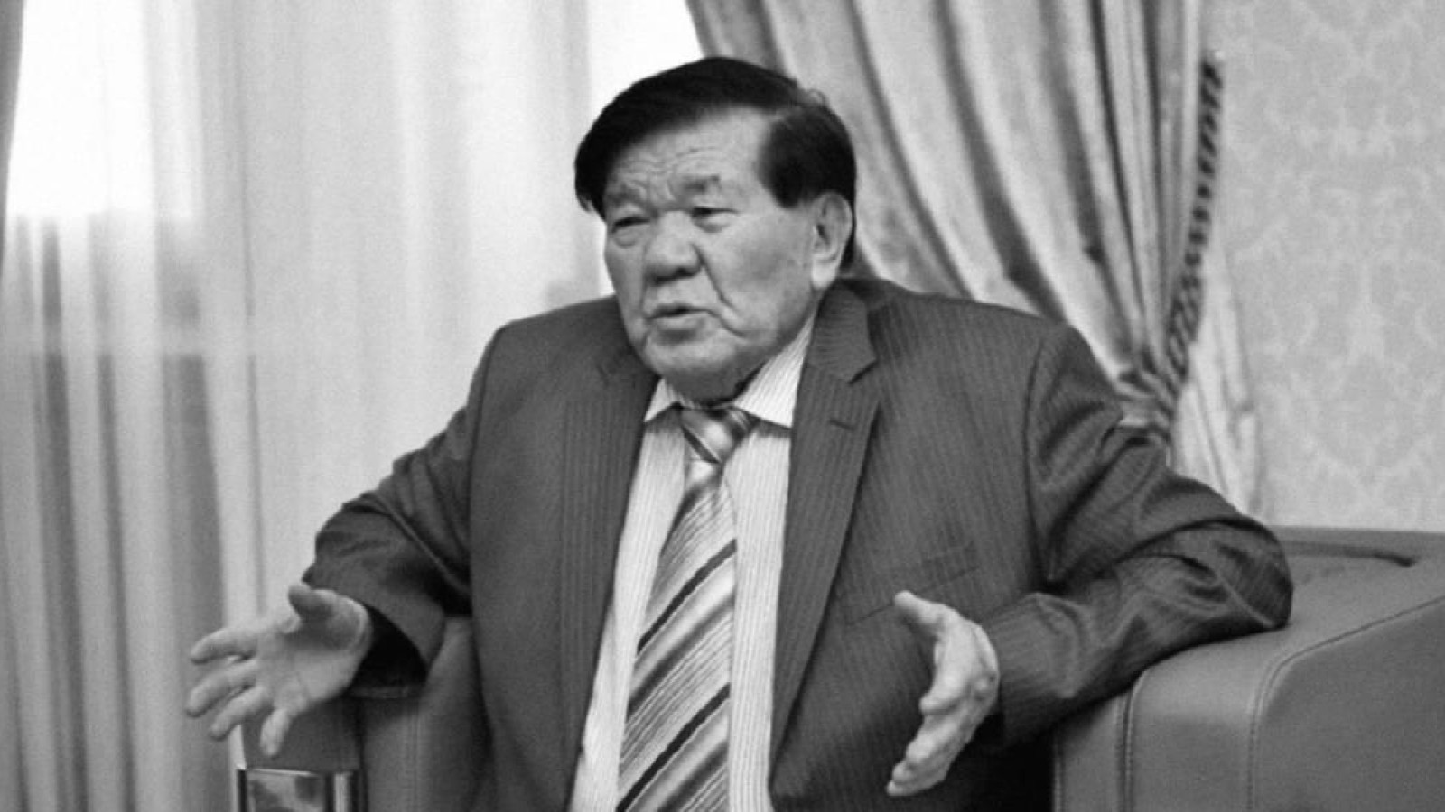 "Шахановтың өмір жолы қандай болса, жерлеуі де сондай айқай-шумен өтті" – тарихшы