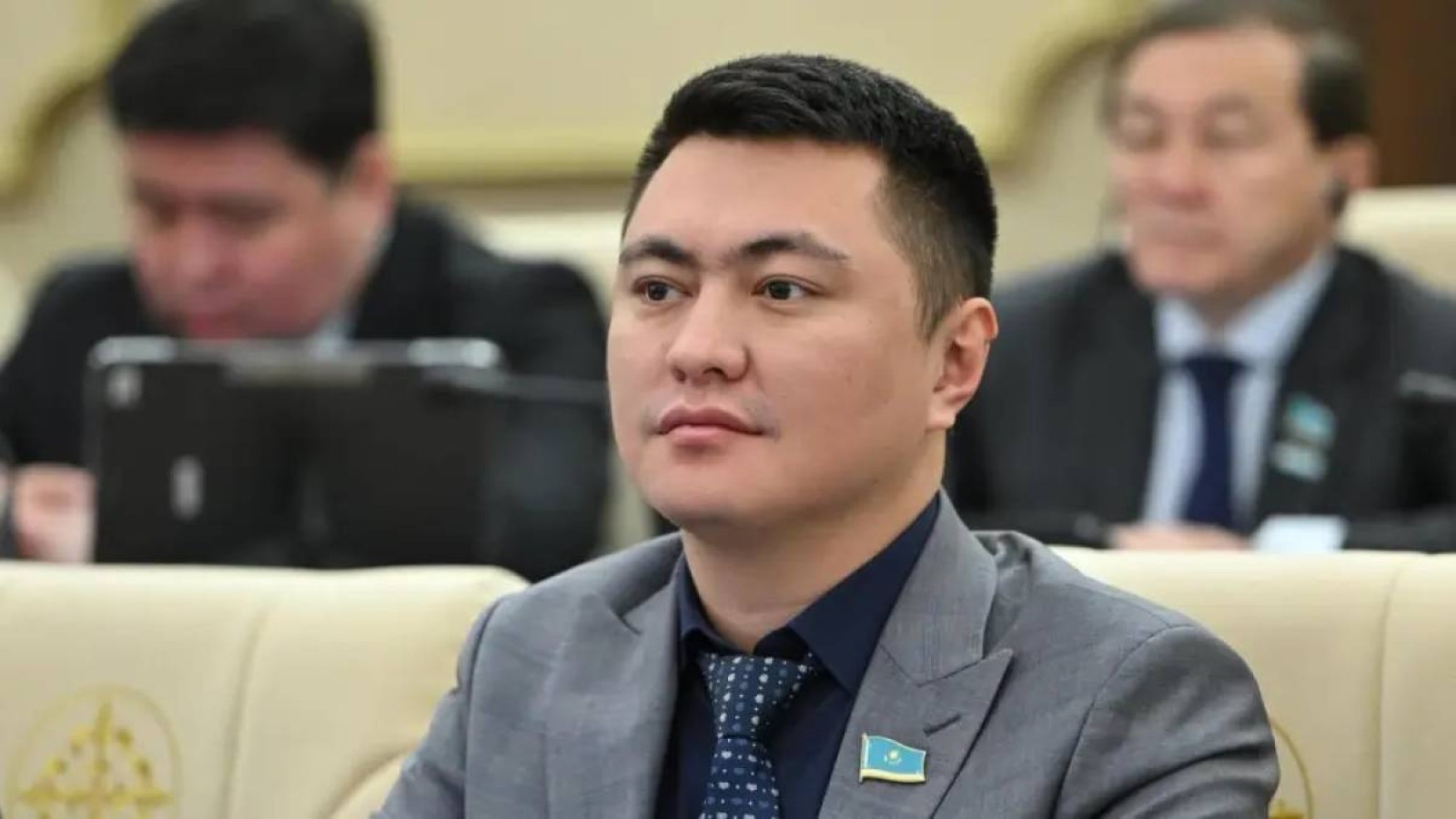 "Көк папка" дауы: Дәулет Мұқаев жұбайын құттықтаған видеосына түсініктеме берді