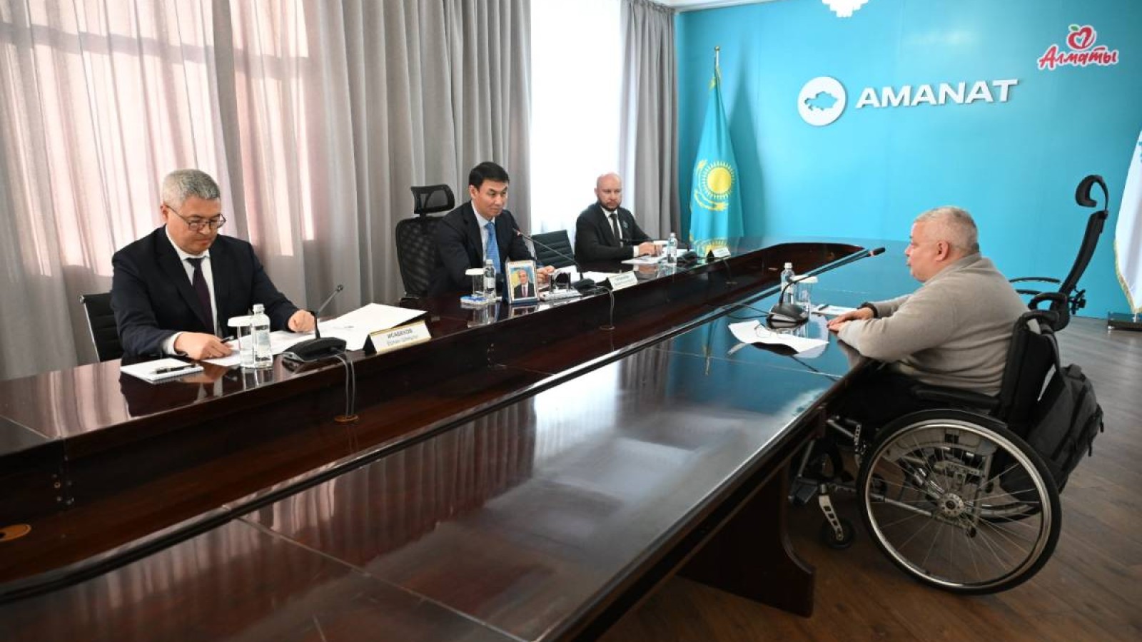 Алматы әкімі AMANAT партиясы алаңында тұрғындарды қабылдады
