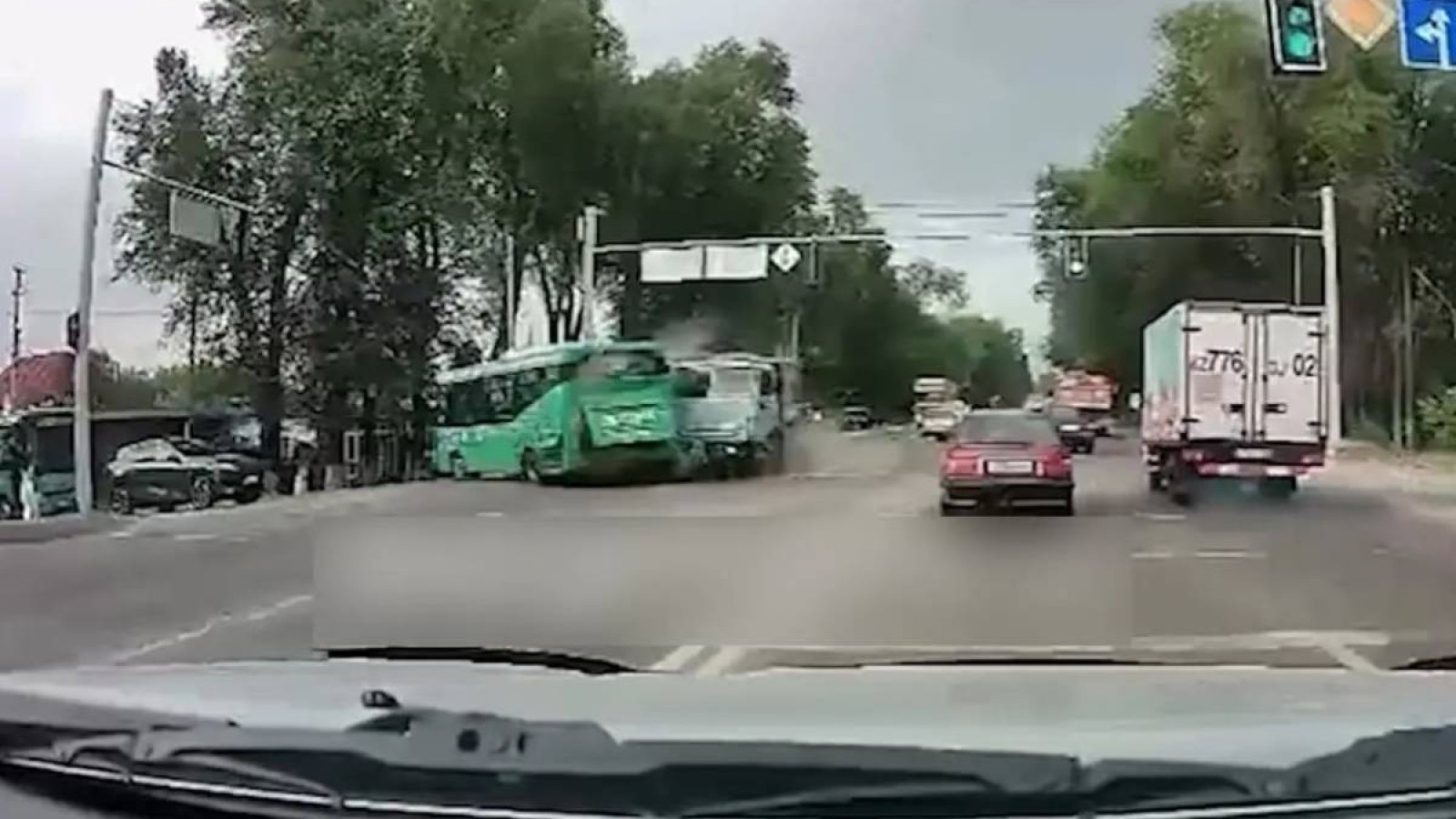 Автобус пен КамАЗ-дың соқтығысқан видеосы желіде тарады (Видео)