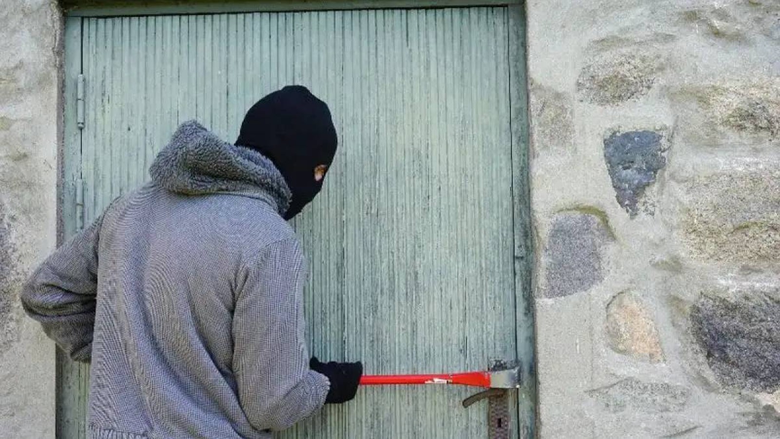 Көкшетауда жас жігіт алаяқтардан қорқып, өзінің туған шешесін тонаған