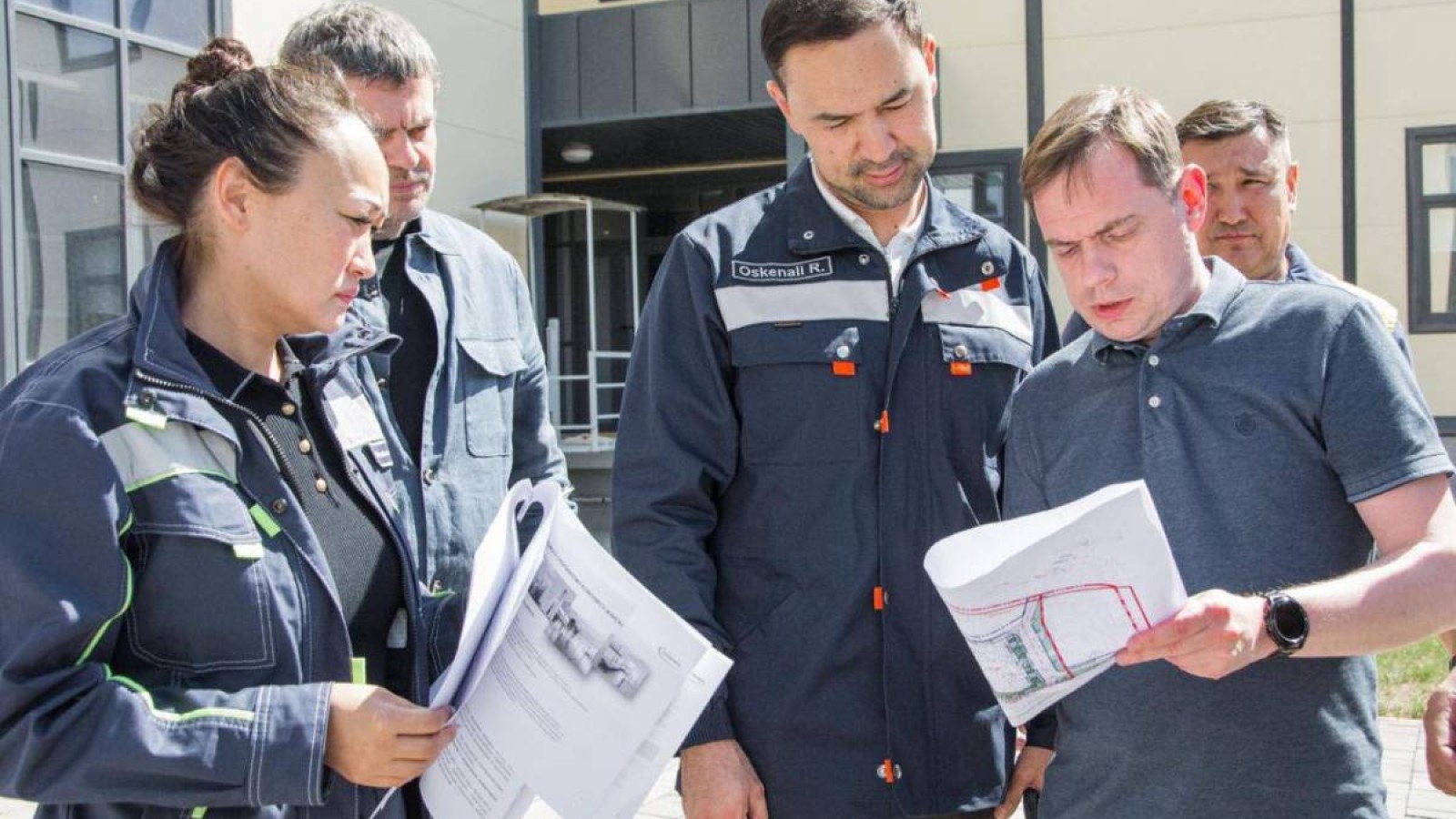 Қазақмыс Ұлытауға инвестиция салуда: Руслан Өскенәлі әлеуметтік нысандар құрылысының барысын тексерді
