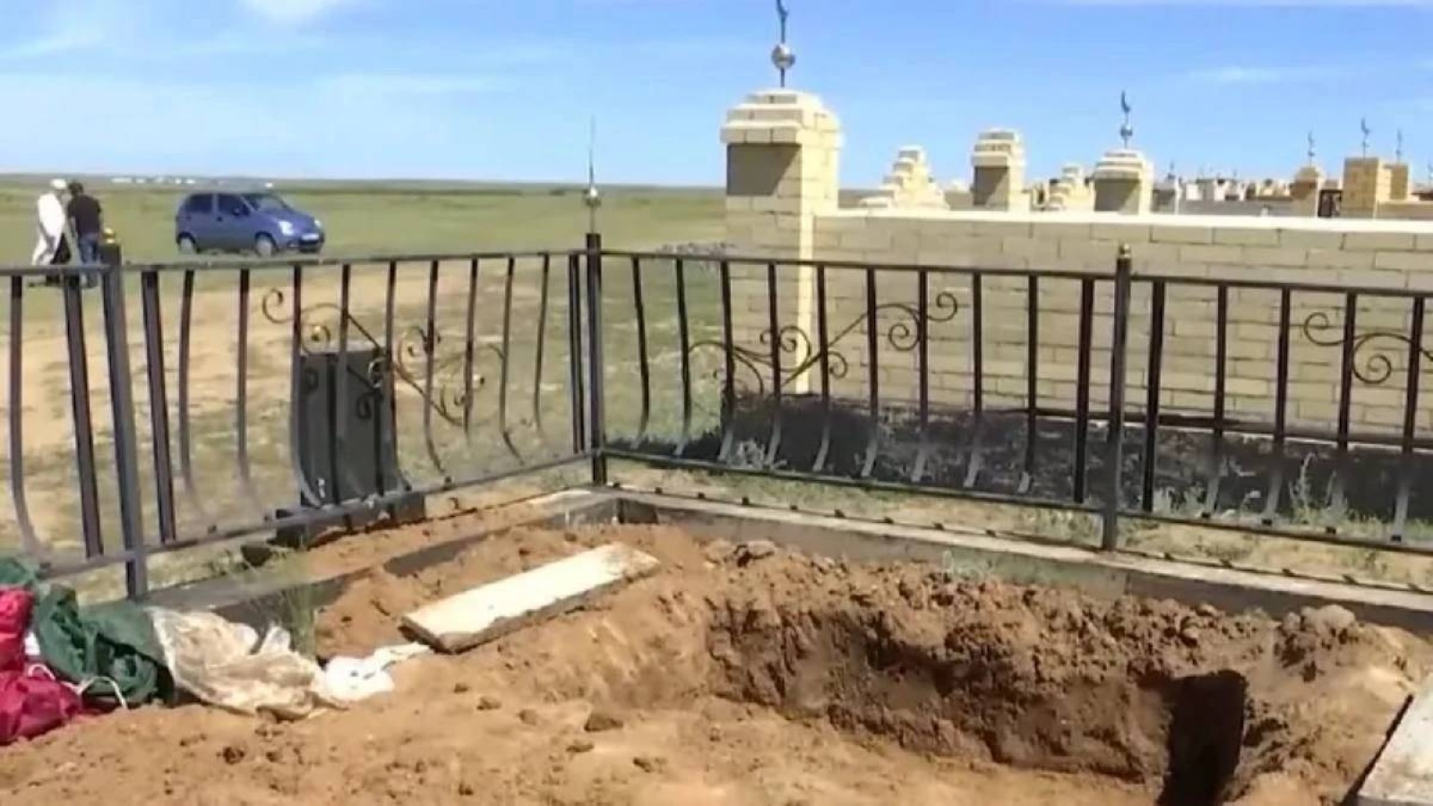 Қарағандыда екі отбасы бір қабірге таласып, мәйіт қазып алынды