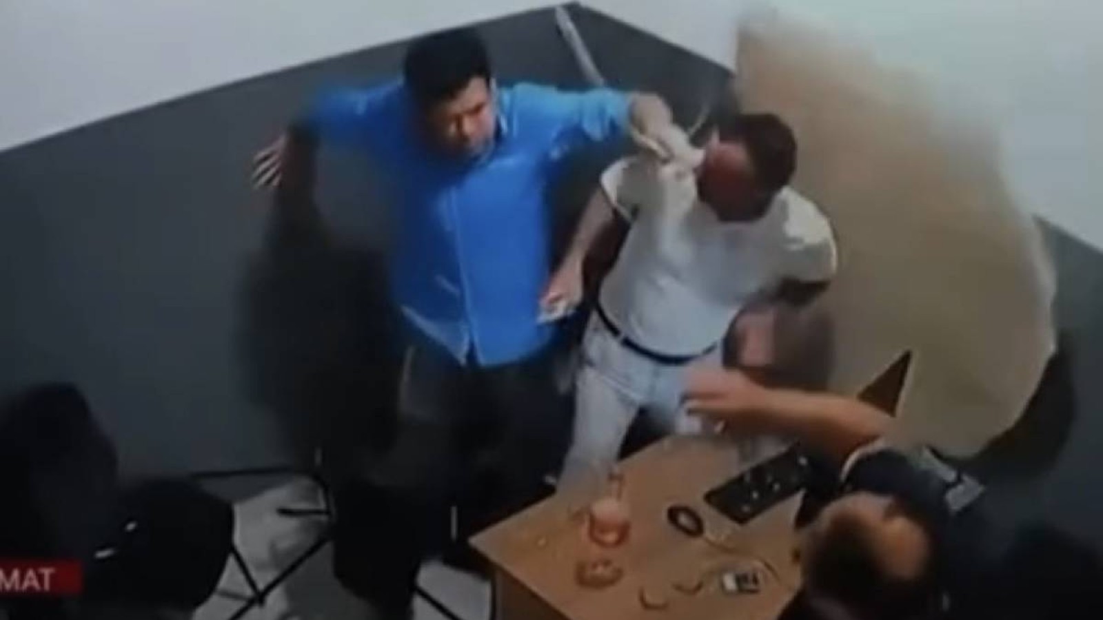 Жоғарыдан құлаған жігіт елді әбден күлдірді (ВИДЕО)