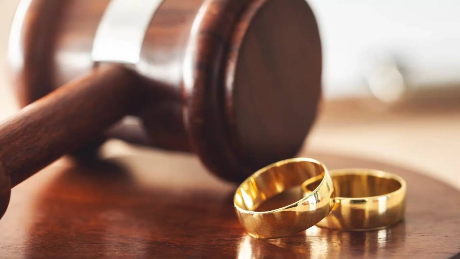 Әмір Қасеновтің бұрынғы жұбайы оны тұрмыстық зорлық пен алимент мәселесі бойынша айыптады