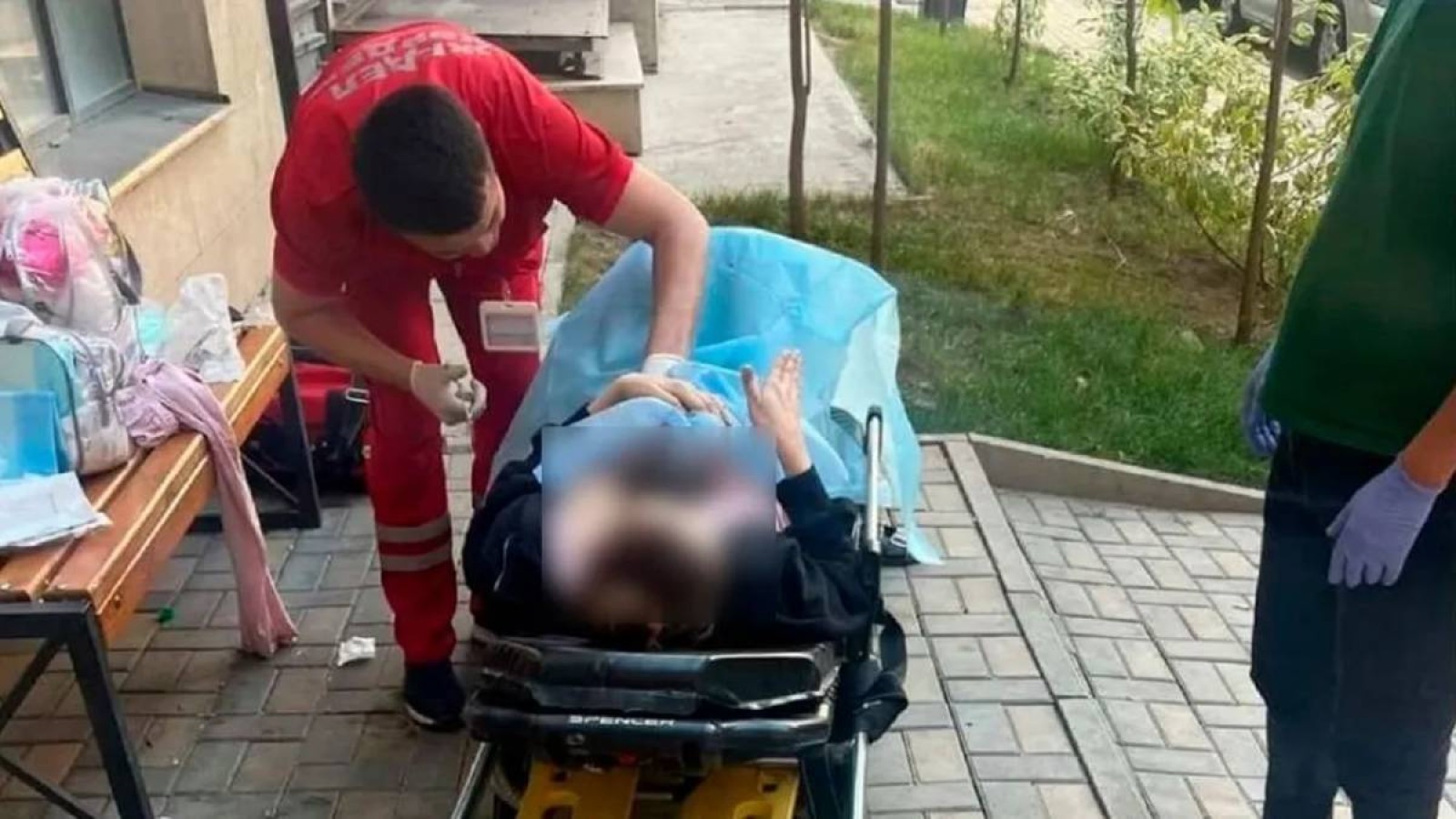 Алматыда әйел тұрғын үй кешенінің ауласында босанып қалды