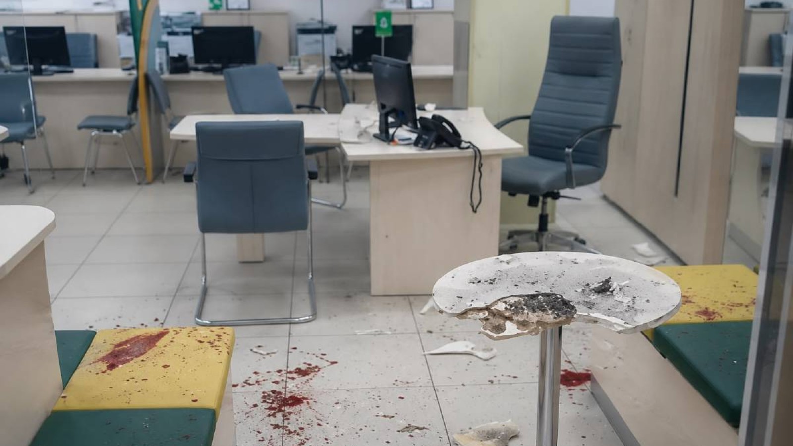 Павлодарда алаяқтар зейнеткерлерге банк ішінде петарда жарғызған