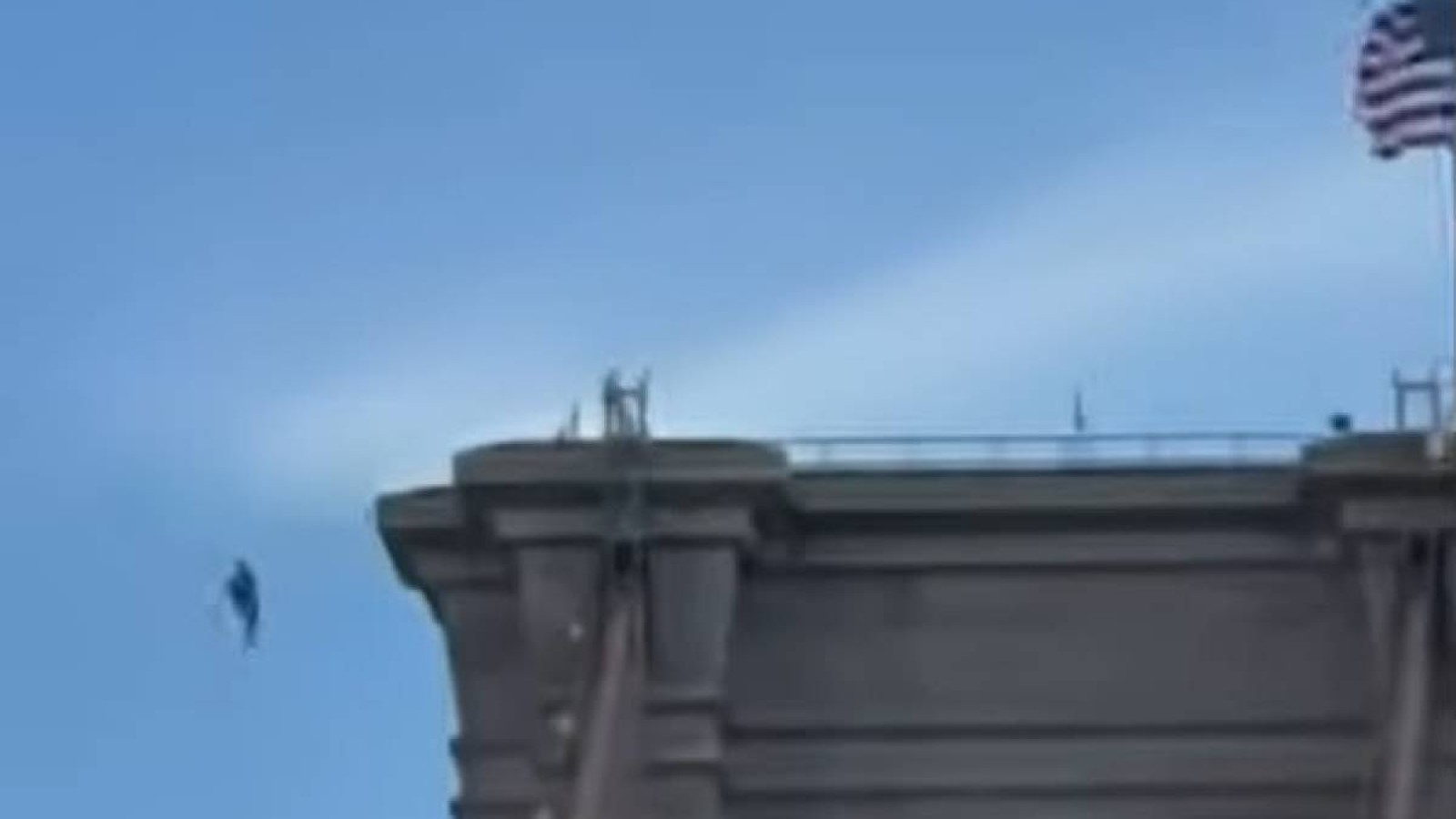 Қазақстан туын ұстап, жалаңаш күйде  көпірден секірген ер адам құтқарылды