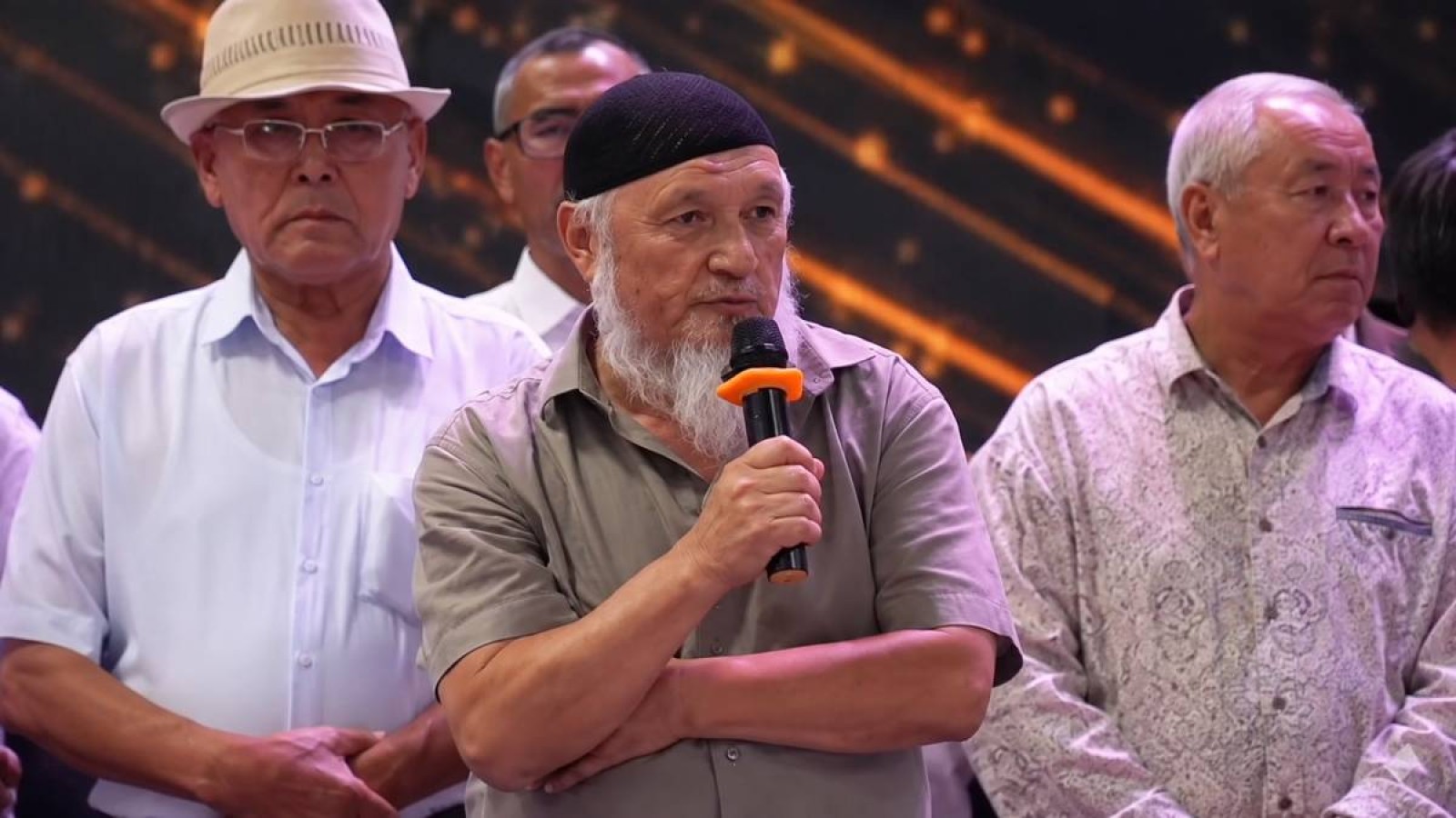 «Әйелдер мен ер адамдар бөлек отыруы керек» деген сөз жұртты шулатты