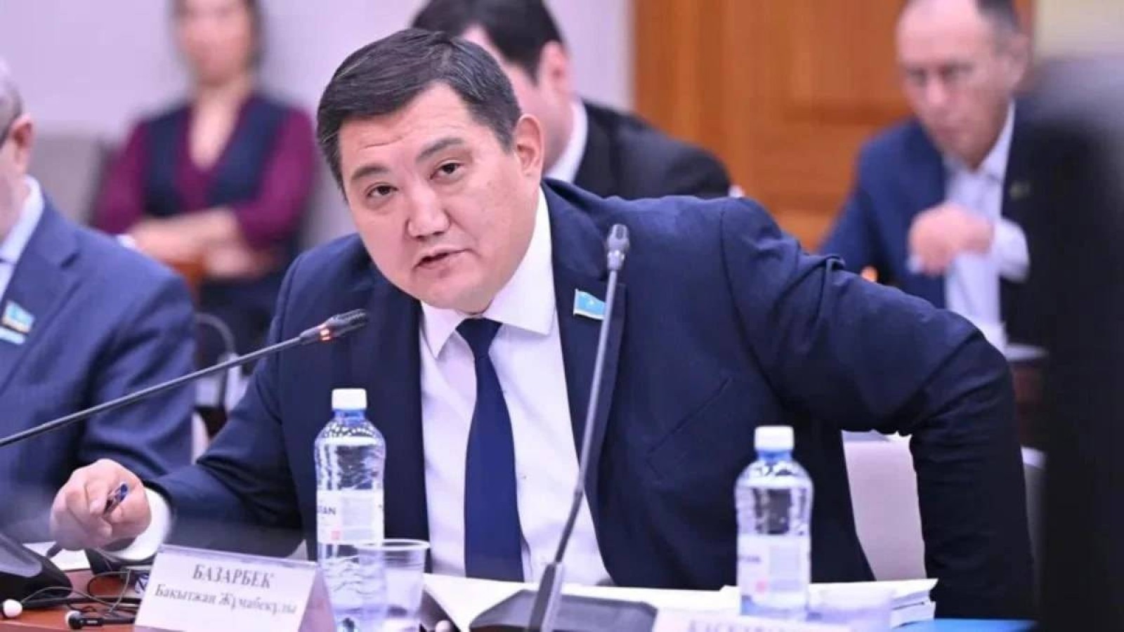 Экс-депутат Бақытжан Базарбек адам қағып кетті деп айыпталды – БАҚ