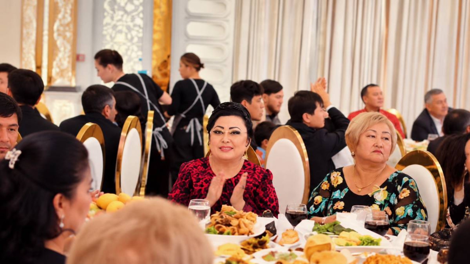 «Анамның қара шаңырағына әкелдік»: Мақпал Жүнісованың әулетіне келін түсті