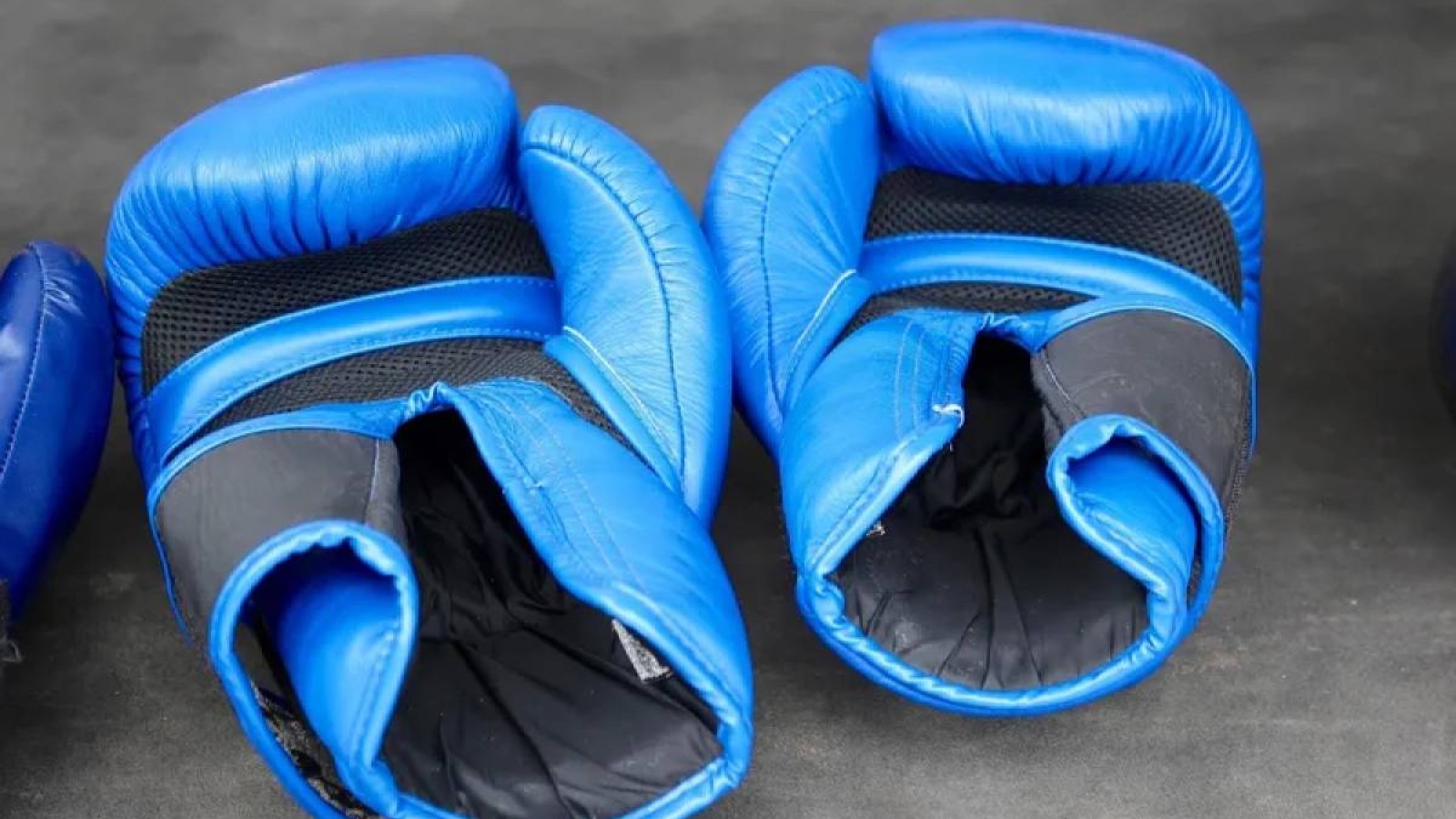 Бокстан бұрынғы әлем чемпионын үйінің маңында өлтіріп кетті