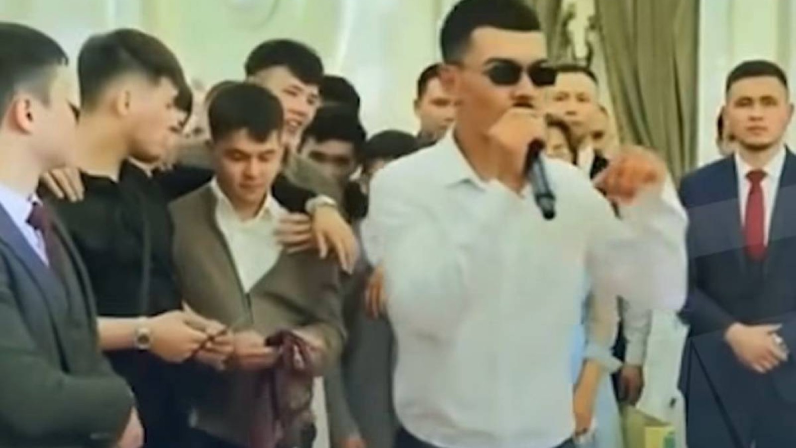 Тойда тілек айтқан жігіт жұртты ашуландырды