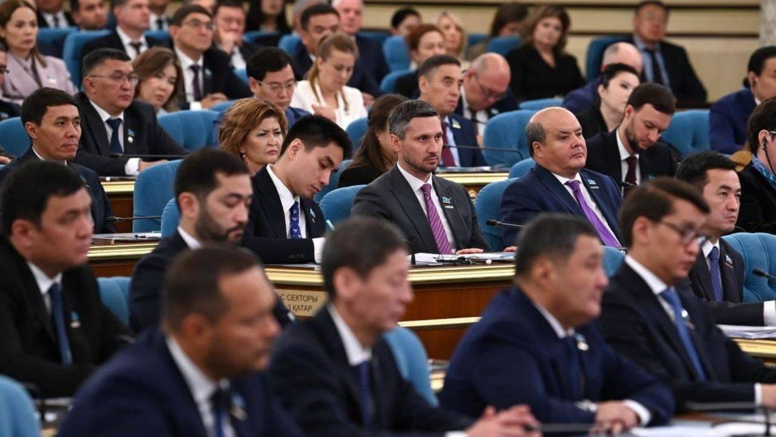 Депутаттарға кез келген жерде сұрақ қоюға болмайды: Құрылтай жаңа тәртіп енгізбек
