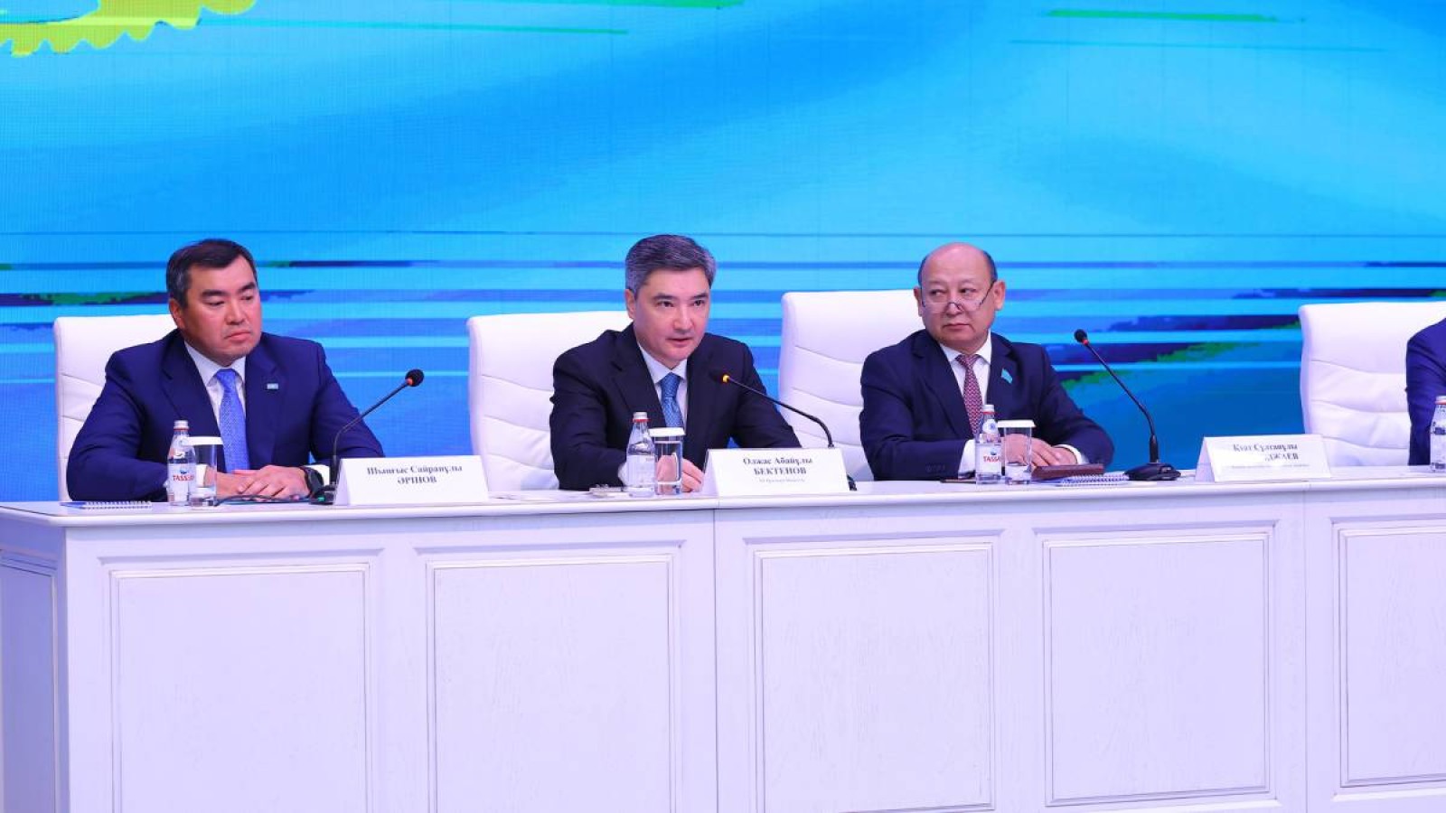 Бектенов Алматы облысының жаңа әкімін таныстырды: басымдықтар қатарында Президент тапсырмаларын орындау және кең ауқымдағы құрылыс жұмыстары бар