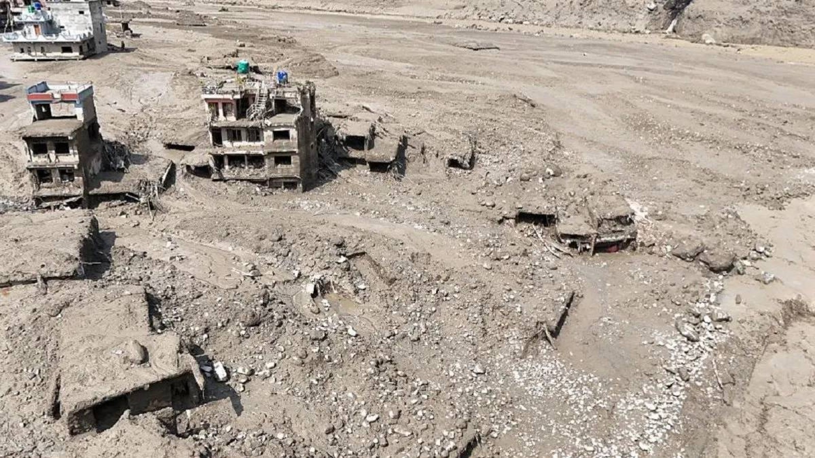 Непалда 10 күн бойы үйінді астында қалған екі адам тірі табылды