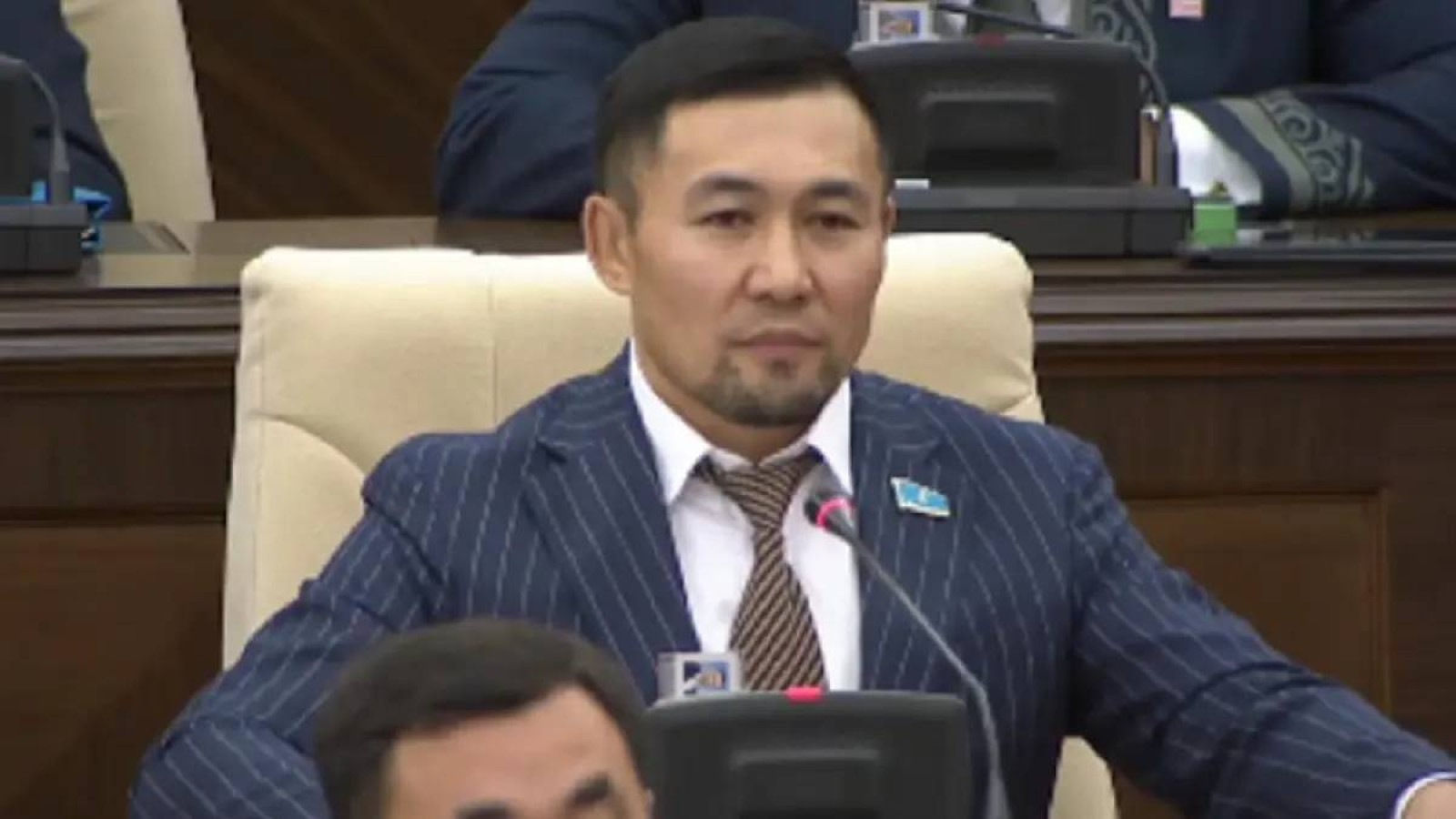 Депутаттарға Құрылтай мінберінен жақындарын құттықтауға тыйым салынды