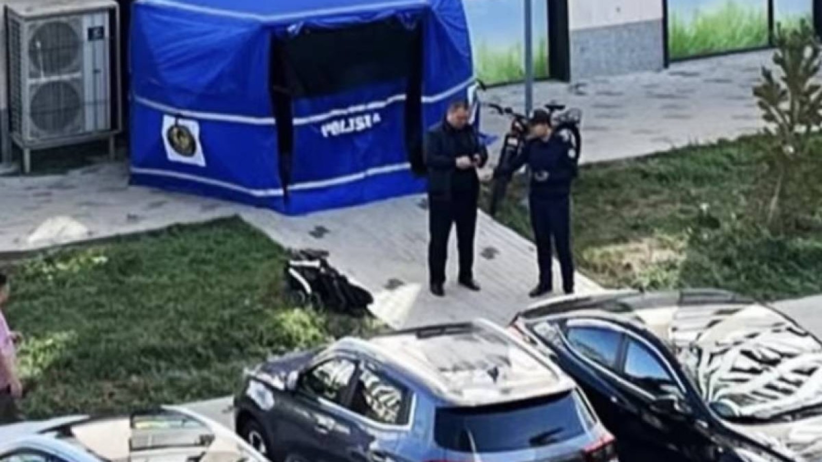 Әйел 15-қабаттан секіріп, арбадағы баланың үстіне құлады: екеуі де қаза тапты