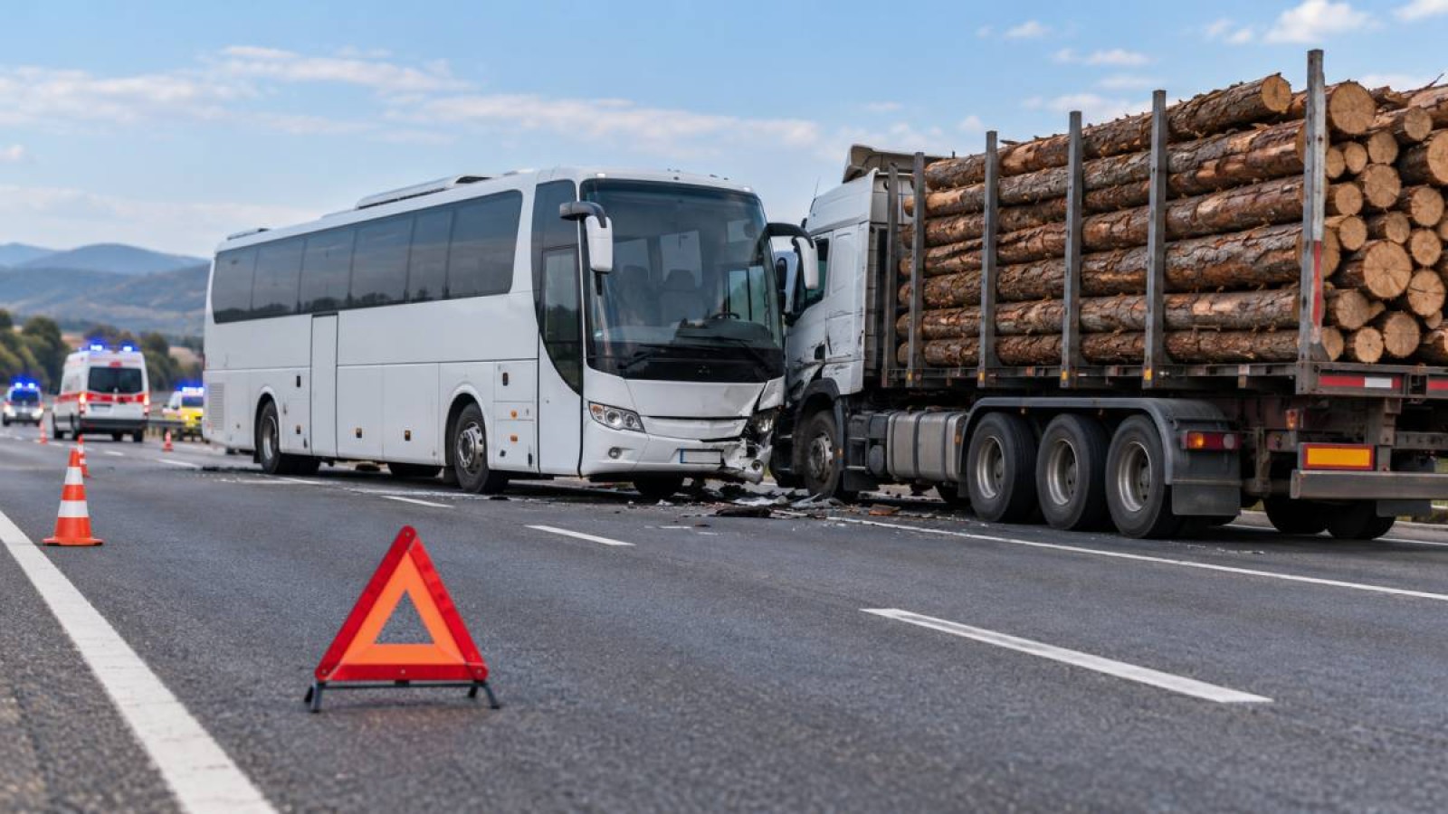 Автобус пен жүк көлігі соқтығысып, 11 адам қаза тапты