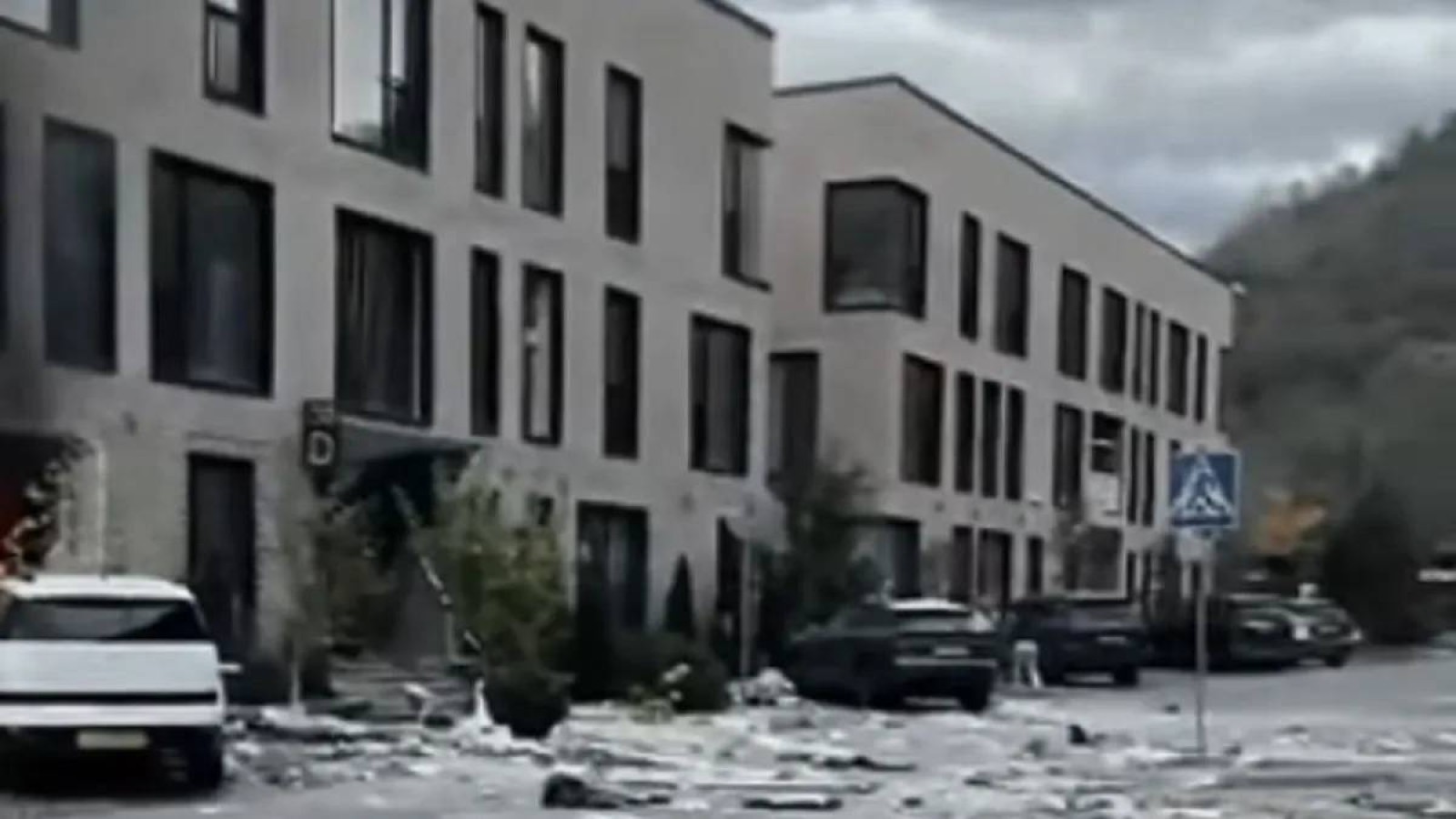 Алматыдағы Esentai City тұрғын үй кешенінде жарылыс болды: Екі бала зардап шекті