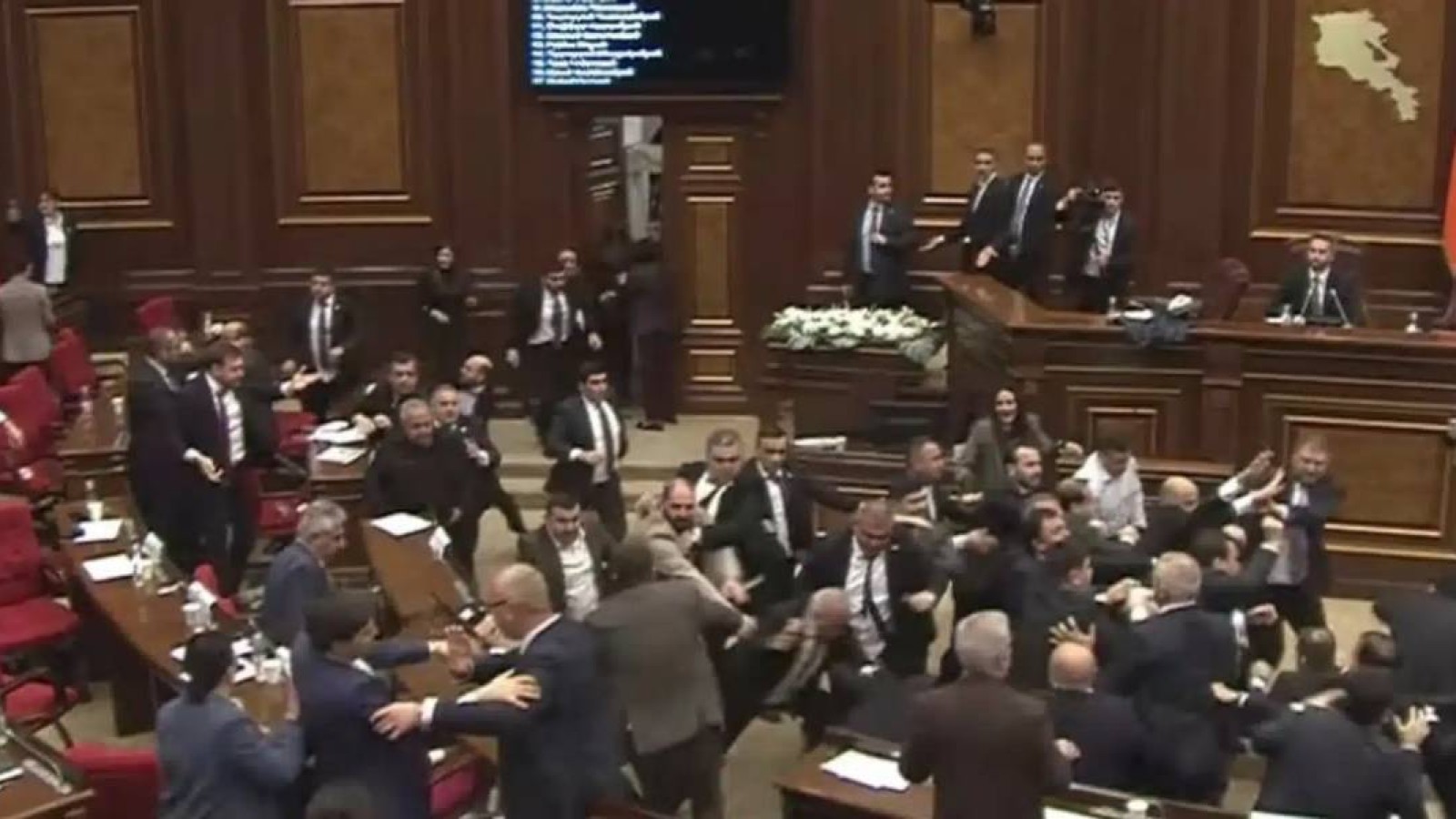 Армения парламентінде депутаттар жаппай төбелесті: Зардап шеккендер бар