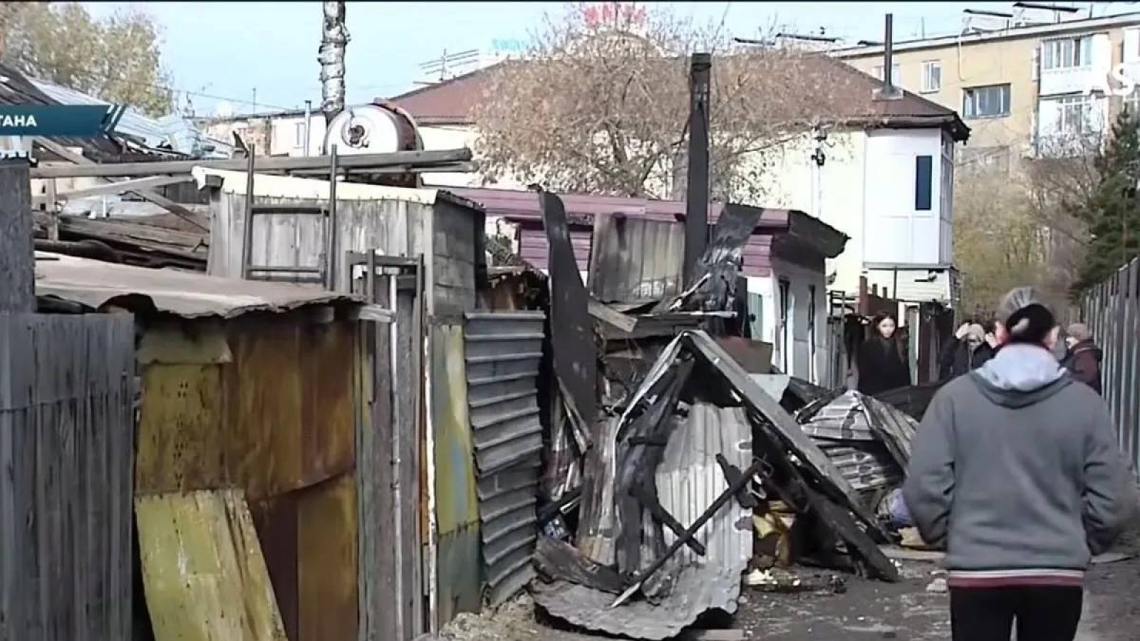 "Балалар терезеден жалаңаяқ қашып шықты": Астанада көпбалалы отбасы баспанасыз қалды