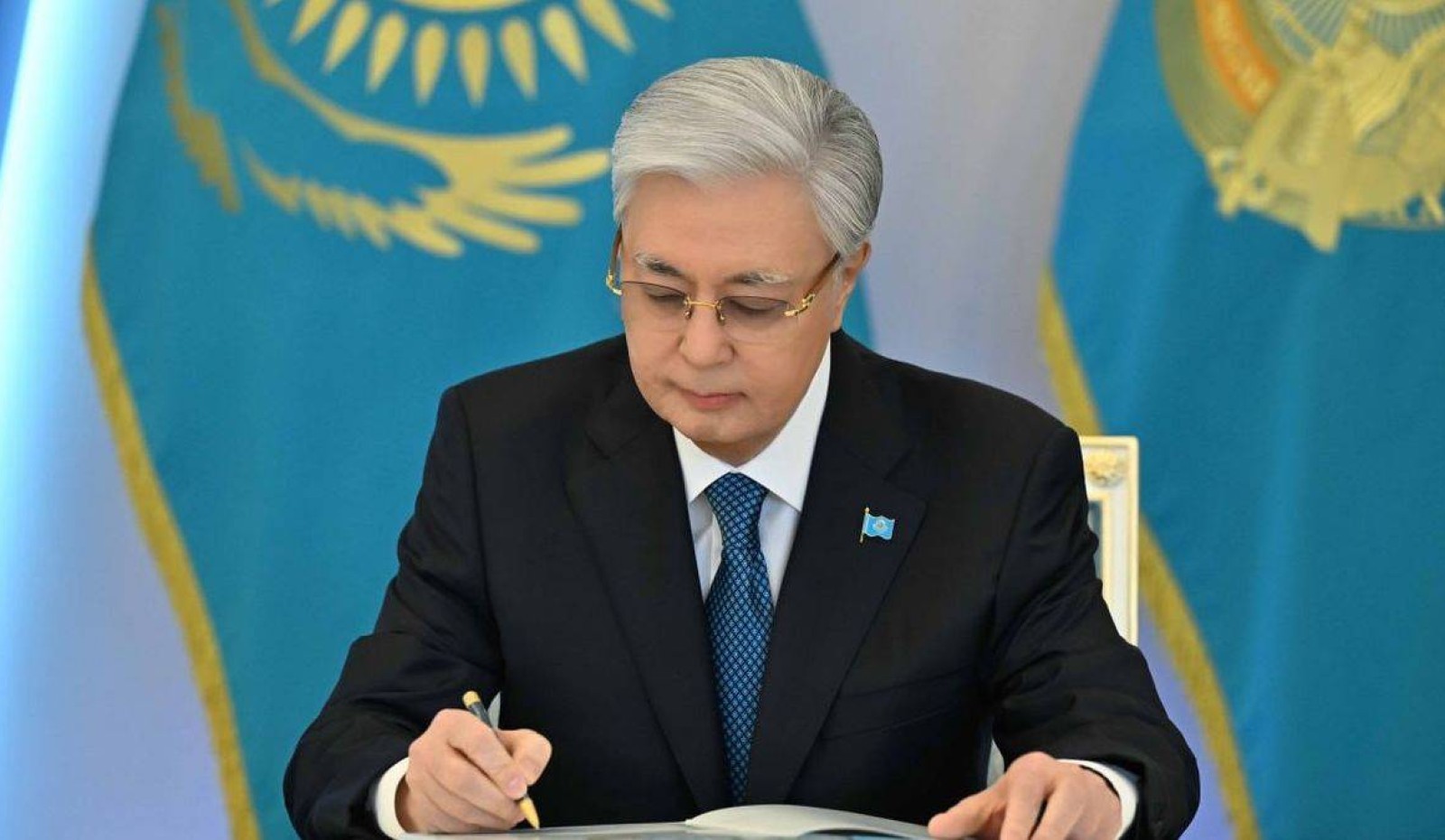 Тоқаев Қорғаныс министрлігіндегі жоғары лауазымды тұлғаларды қызметінен босатты