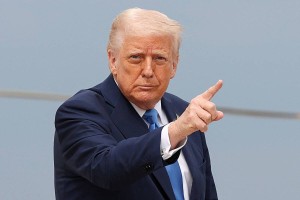 CNN: Трамп Украинаға шабуыл жасалса «Мәскеуді бомбылаймын» деп Путинге қоқан-лоқы көрсеткен