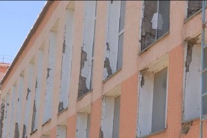 Шымкентте жаңа мектеп қираудың алдында тұр, мұғалімдер оны апаттық жағдайда деп тануды талап етуде