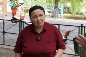 «Бізді ұмытты»: Алматыда чемпион әйел аула сыпырып күнелтіп жүр