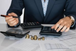 700 мың теңгеден бастап. Қазақстанда ең жоғары жалақыны кімдер алады?