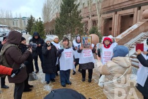 Әскерде қаза болған сарбаздардың аналары Астанада митингке шықты