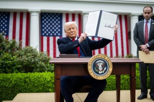 Трамп азық-түлікке салынған баждарды алып тастады