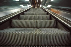 Ақтаудағы әуежай қыздың эскалаторда жарақат алуына байланысты 2 млн теңге өтемақы төлейді