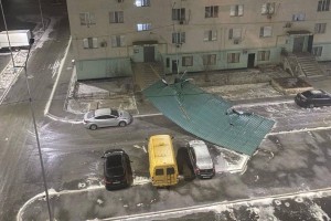 Атырауда қатты желден үйлердің шатыры мен сыртқы жабындары бүлінді