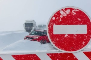 Астанадан шығатын барлық жол жабылды: полиция жүргізушілерге үндеу жасады