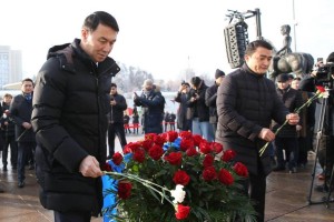 Алматы әкімі «Тәуелсіздік» монументіне гүл шоқтарын қойды