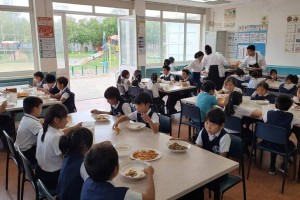 Оқушылардың асы маскүнемдердің қолында: Бурабайдағы мектеп директоры қызметінен қуылды