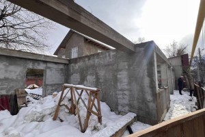 Алматыда заңсыз салынған нысан сүрілді