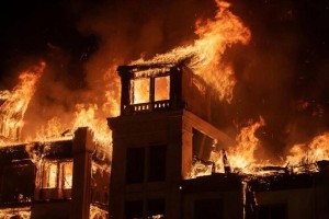 Қаскөй ішінде адамдары бар мейрамхананы өртеп, есігін құлыптап кеткен