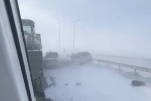 Ақтөбе облысында жол апатынан төрт адам қаза тауып, ондаған көлік соқтығысты