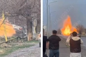 Шымкентте көлік газ құбырына соғылып, жарылыс болды