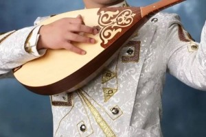 «Бұл "қоқысты" кім тыңдайды?»: Көкшетауда қазақ музыкасын қорлаған келіншектің үстінен іс қозғалды