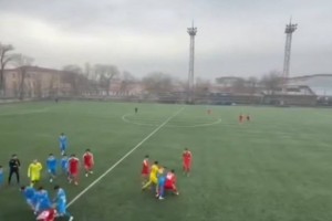 Шымкенттегі футбол матчында жаппай төбелес болды: екі ойыншы ауруханаға түсті