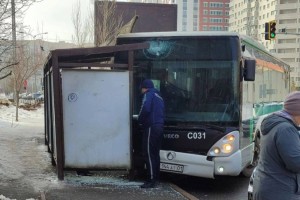 Астанада жолаушылар автобусы аялдамаға соғылды