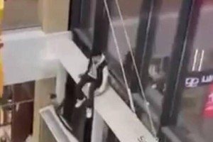 Атыраудағы ойын-сауық орталығында жасөспірім биіктен құлап жарақат алды