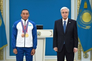 Мемлекет басшысы ХІV Қысқы Паралимпиада ойындарының чемпионы Ербол Хамитовты марапаттады